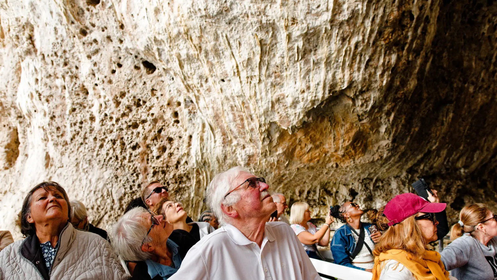 Bei einer Bootstour um die Insel Capri fährt der Kapitän immer wieder in kleine Höhlen und Kluften mit dem Boot. (Foto: Tizian Gerbing)