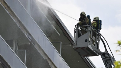 Der Polizei zufolge kamen bei dem Feuer mehrere Menschen ums Leben. (Foto: Jonas Roosens/Belga/dpa)
