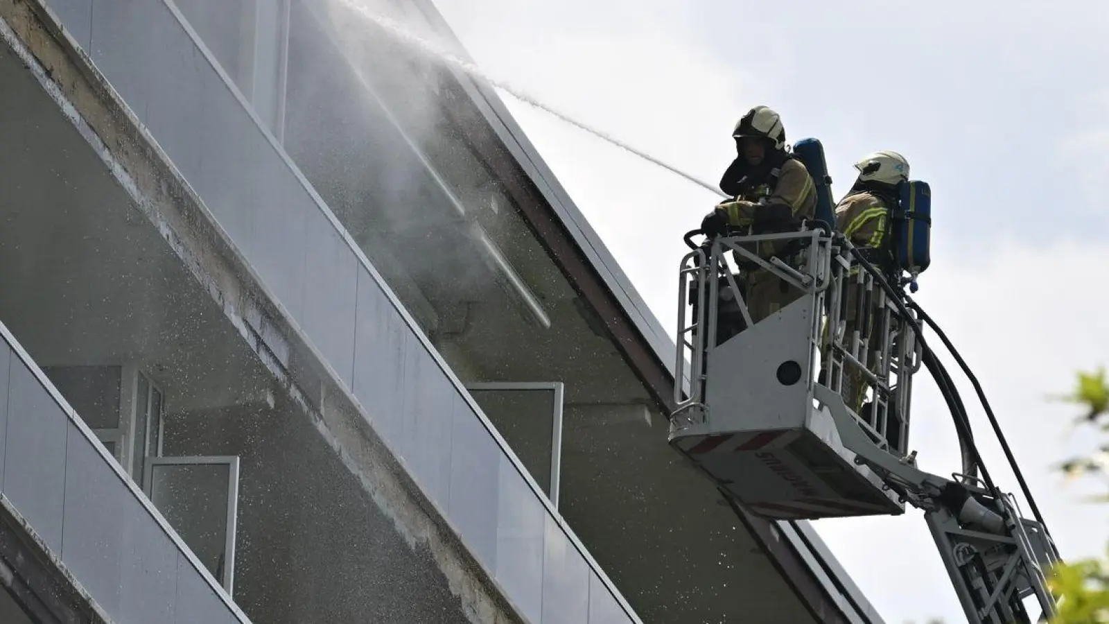 Der Polizei zufolge kamen bei dem Feuer mehrere Menschen ums Leben. (Foto: Jonas Roosens/Belga/dpa)