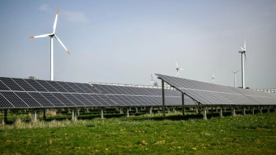 Wind und Sonne sind wichtige Stromlieferanten für Deutschland. (Symbolbild) (Foto: Jan Woitas/dpa)
