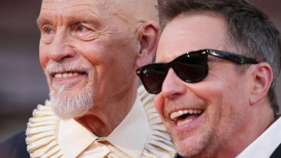 Die beiden Hauptdarsteller von „Wild Horse Nine“: John Malkovich und Sam Rockwell. (Archivbild) (Foto: Alessandra Tarantino/Invision/AP/dpa)