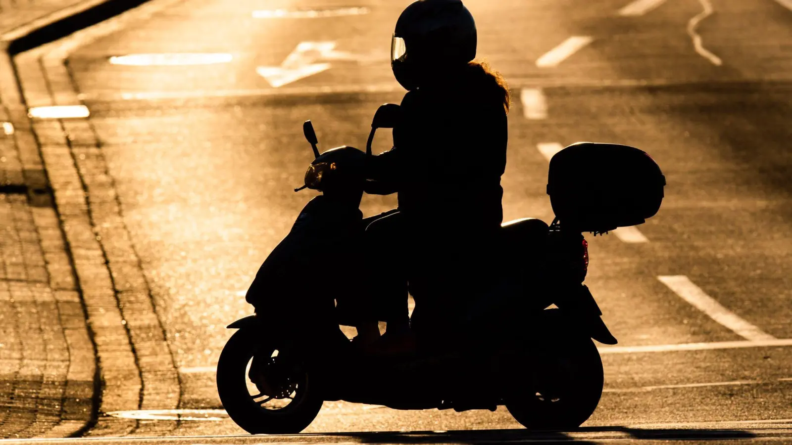 Sicher unter der Sonne: Auch auf Kleinkrafträder wie Motorroller schwingt man sich besser nicht ohne ausreichende Schutzkleidung. (Foto: Julian Stratenschulte/dpa/dpa-tmn)