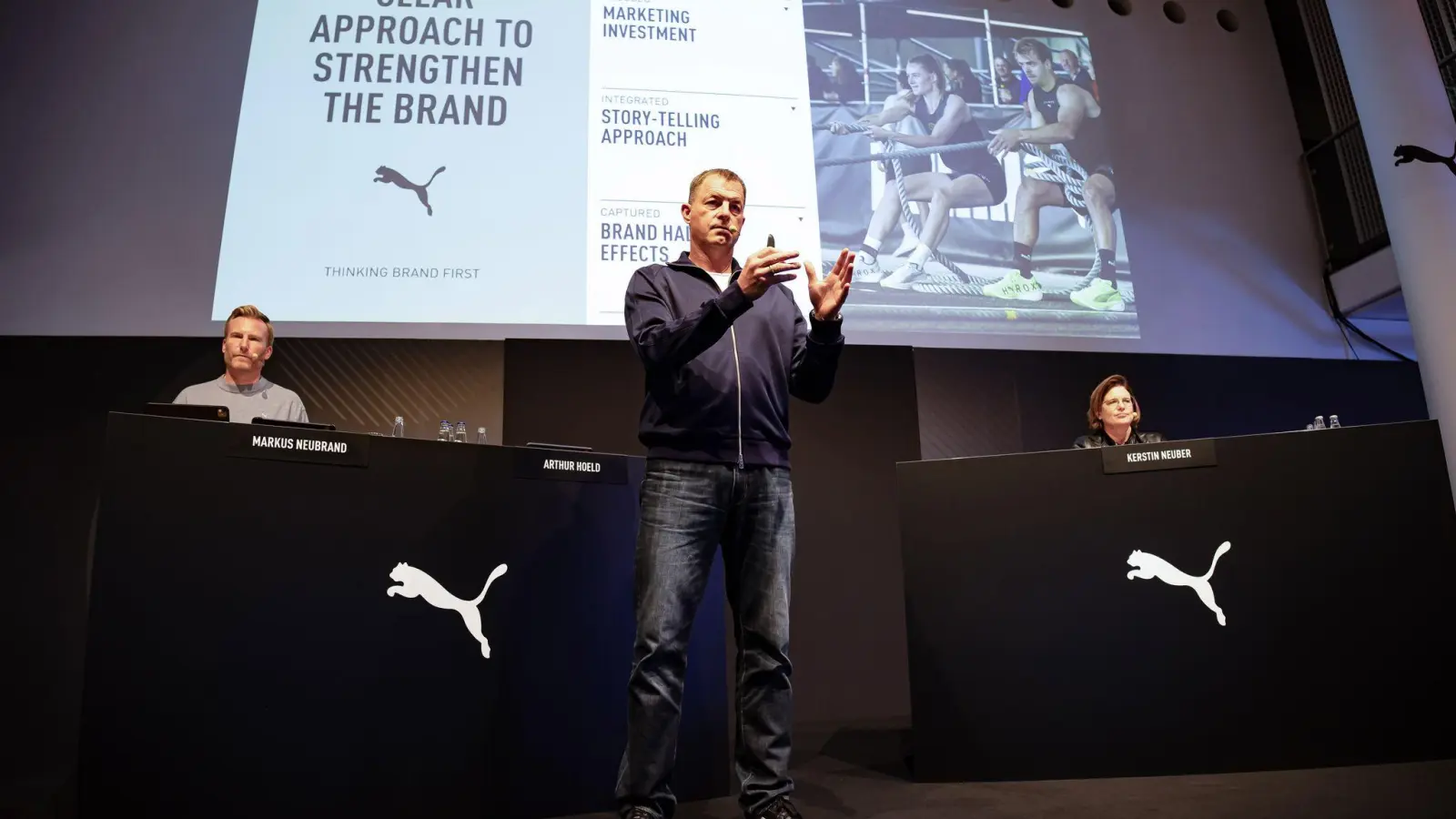Beim Sportartikelhersteller Puma wird mit dem eisernen Besen gekehrt.  (Foto: Daniel Löb/dpa)