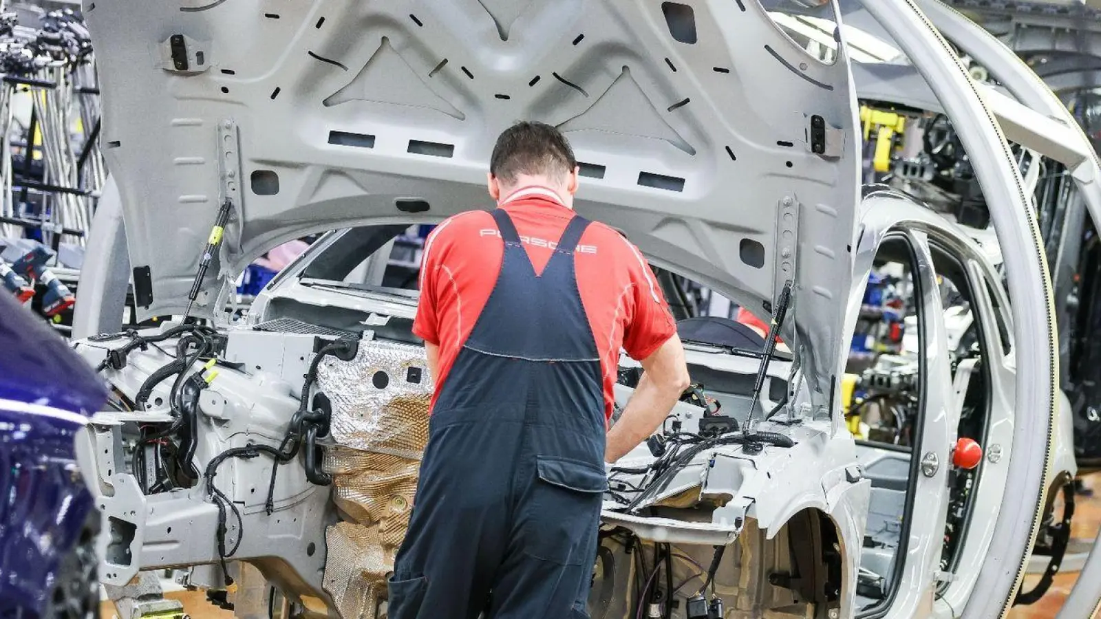 Zum Wachstum auf dem Arbeitsmarkt haben die Dienstleistungsbereiche beigetragen, während bei Industrie und Bau weniger Menschen einen Job fanden. (Foto: Jan Woitas/dpa)