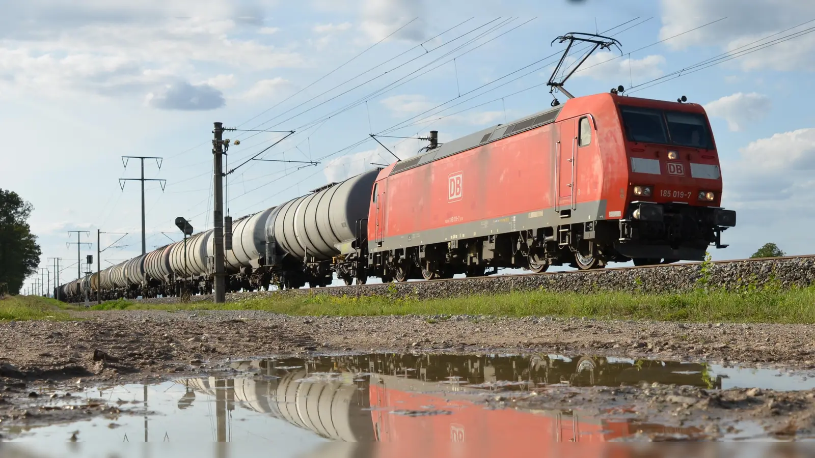 Eine Gruppe von jugendlichen „Train Surfern” fuhr am Montag illegal auf einem Güterzug zwischen Emskirchen und Neustadt/Aisch mit. (Symbolbild: Johannes Hirschlach)