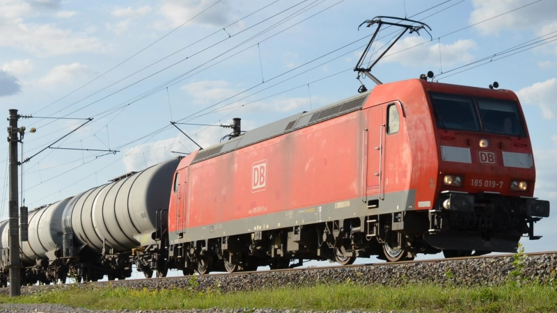 Güterzüge sollen künftig im Gewerbe- und Industriepark Interfranken be- und entladen werden. Für den Bau und wahrscheinlich auch den Betrieb wird ein Investor gesucht.  (Symbolbild: Johannes Hirschlach)