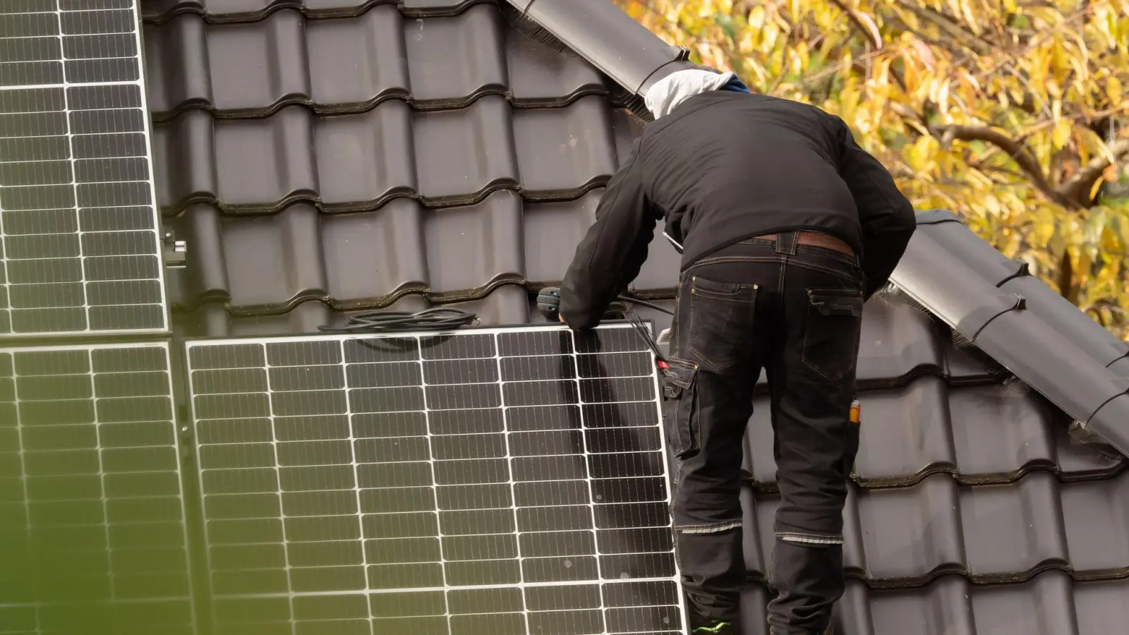 Steuervorteil könnte kleiner werden: Ein Gesetzentwurf sieht vor, die Steuererleichterung für Handwerkerleistungen ab 2027 zu senken. (Foto: Wolfram Steinberg/dpa)