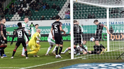 Tore am Fließband zwischen Fürth und Magdeburg. (Foto: Jens Niering/dpa)