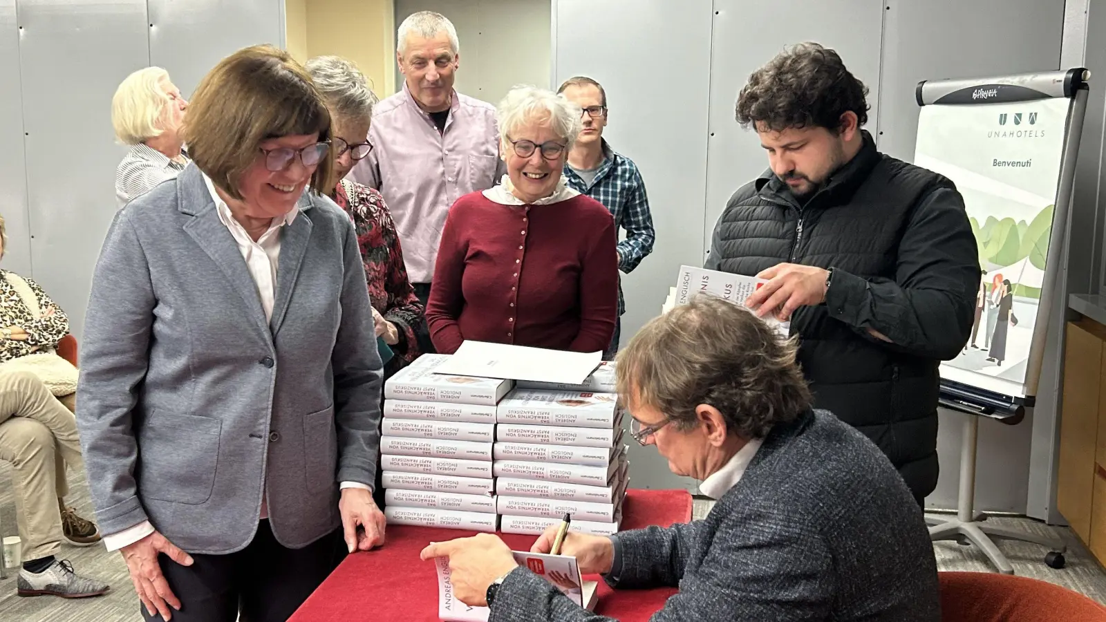 Der Vatikan-Experte und -Insider Andreas Englisch informiert unterhaltsam und signiert dann sein neuestes Buch. (Foto: Ute Niephaus)