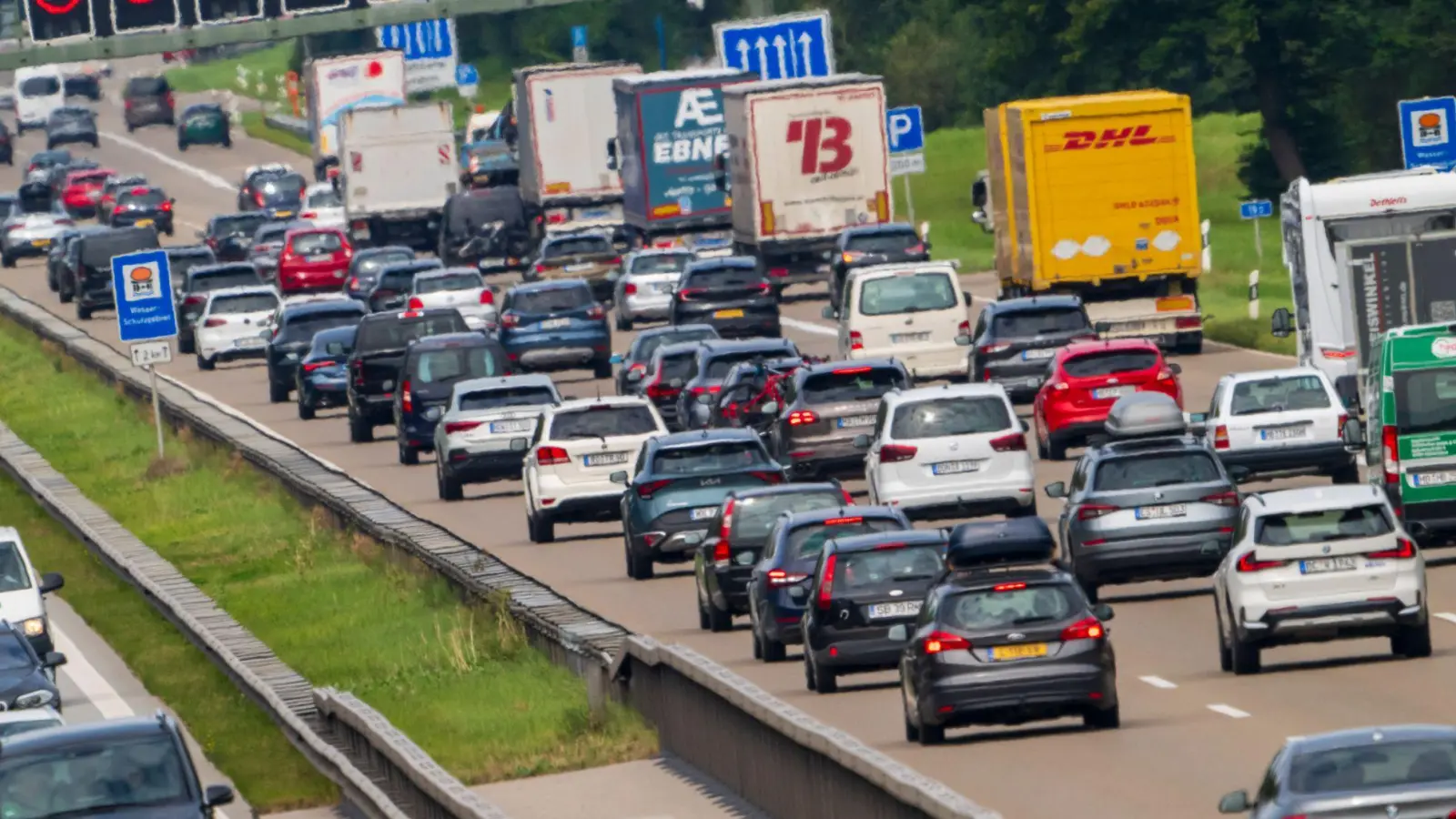 Der ADAC erwartet zum Beginn der Faschingsferien viele Staus auf Bayerns Autobahnen. (Symbolbild) (Foto: Peter Kneffel/dpa)