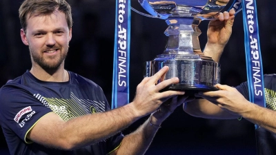 Das hat noch nie ein deutsches Doppel geschafft: Kevin Krawietz (l) und Tim Pütz (r) gewinnen das Saisonfinale. (Foto: Antonio Calanni/AP/dpa)