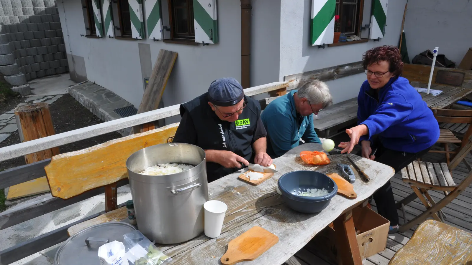 Beim Eröffnungsfest der Hütte darf auch fränkische Küche nicht fehlen: Sektionsmitglieder schneiden Zwiebeln für den Sud für Saure Ansbacher Bratwürste.  (Foto: Jonas Volland)