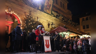 Am Marktplatz verfolgte eine große Menschenmenge die Zeremonie. Das Foto zeigt Reiterle Timo Herrscher beim Verlesen seiner Adventsbotschaft. Zuvor hatte Oberbürgermeister Dr. Markus Naser (links dahinter) das Publikum begrüßt. (Foto: Jürgen Binder)