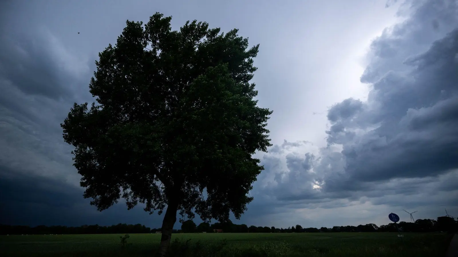Wegen einer Gewitterfront gelten erste Unwetterwarnungen im Westen Deutschlands. (Foto: Sina Schuldt/dpa)