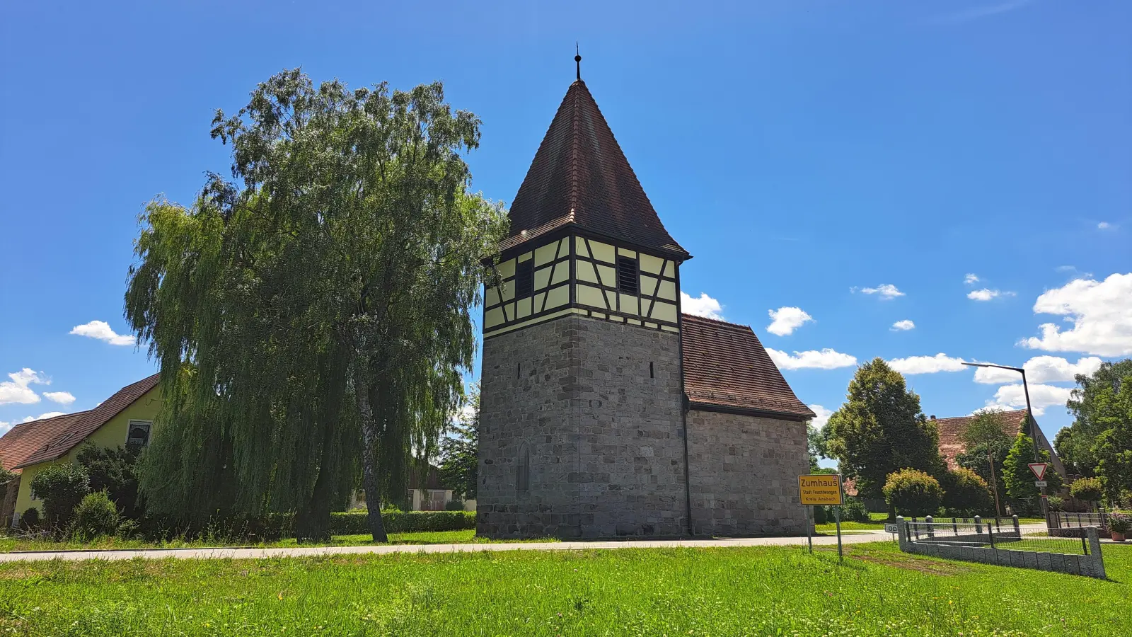 Die St. Kilians-Kapelle in Zumhaus: In dem Feuchtwanger Stadtteil sowie in Zischendorf und Ratzendorf beziehen die Einwohnerinnen und Einwohner ihr Wasser noch aus Hausbrunnen. Das wird sich ändern, wenn die Stadtwerke eine Verbundleitung legen und die Ortschaften damit an ihr Rohrnetz anbinden.  (Foto: Sabine Rohn)
