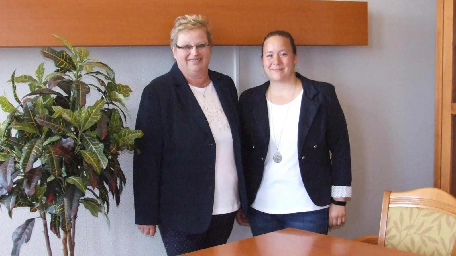 Lisa Egelkraut (links) und Annette Franke werden die Kurzpflege „Zeitinsel” in Feuchtwangen leiten. Sie freuen sich auf ihre neue Aufgabe. (Foto: Jasmin Kiendl )