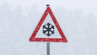 Schneefälle und gefrierender Regen könnten mancherorts zu Rutschpartien führen. (Archivbild)  (Foto: Silas Stein/dpa)