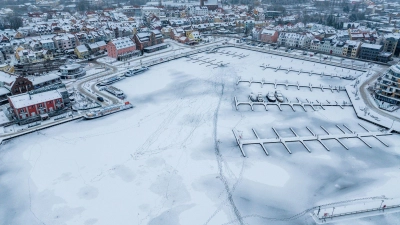 In Mecklenburg-Vorpommern führten die winterlichen Temperaturen zu einem seltenen Naturschauspiel. (Foto: Jens Büttner/dpa)
