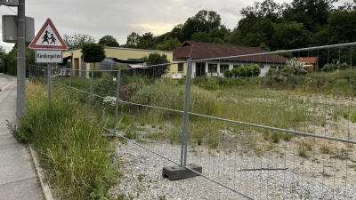 Auf diesem Grundstück östlich der Kita in der Schulstraße soll ein Neubau für vier Kindergartengruppen entstehen. Der Marktgemeinderat hat einstimmig beschlossen, den Bauantrag einzureichen. (Foto: Yvonne Neckermann)