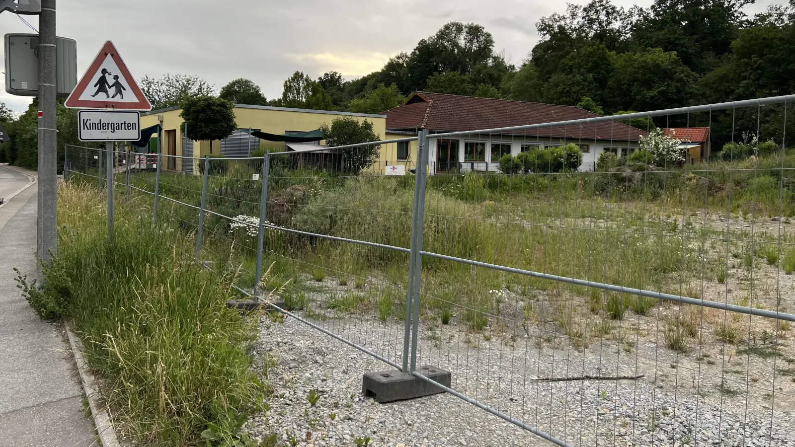 Auf diesem Grundstück östlich der Kita in der Schulstraße soll ein Neubau für vier Kindergartengruppen entstehen. Der Marktgemeinderat hat einstimmig beschlossen, den Bauantrag einzureichen. (Foto: Yvonne Neckermann)