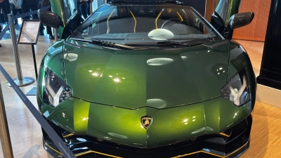 Das Highlight der Auktion: Ein Lamborghini Aventador LP 780-4 Ultimate Roadster. (Foto: Florian Ertl/dpa)