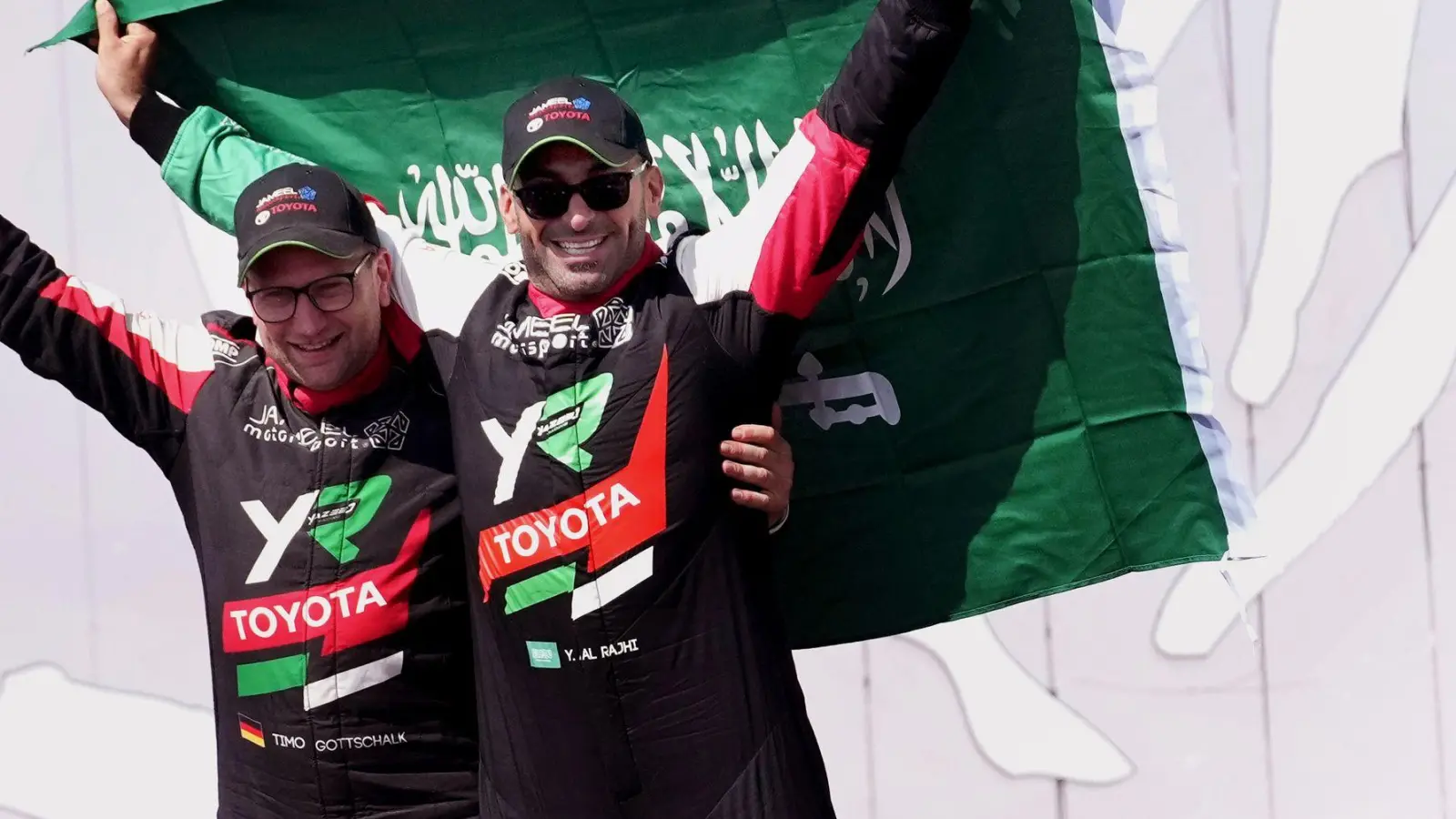 Der deutsche Beifahrer Timo Gottschalk (links) feiert an der Seite seines Piloten Yazeed Al-Rajhi seinen zweiten Sieg bei der Rallye Dakar. (Foto: Christophe Ena/AP/dpa)