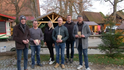 Stimmten auf den Budenzauber im Spitalhof ein (von links): Oberbürgermeister Dr. Christoph Hammer, Weihnachtsmarktorganisator Karl Reinhardt, Standbetreiberin Kyra Hoffmann, Sebastian Dragon, Vorsitzender des Citymarketingvereins, TSD-Leiter Philip Schürlein und Verwaltungsmitarbeiter Steffen Ehrmann. (Foto: Markus Weinzierl)