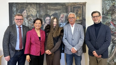 Jelena Linzer (Mitte) lebt und arbeitet im Schillingsfürster Schloss. Eine Auswahl ihrer Bilder ist ab sofort im Doerfler-Museum zu sehen. Das Foto zeigt sie bei der Vernissage mit dem Landratsvertreter Stefan Horndasch, Leiterin Hai Yan Waldmann-Wang, dem zweiten Bürgermeister Herbert Seidel und Maximilian Lechler vom Rothenburger Künstlerbund. (Foto: Bettina Dworatzek)