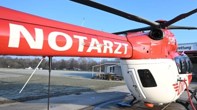 Ein Rettungshubschrauber brachte den 32-Jährigen in eine Spezialklinik. (Symbolbild) (Foto: Bernd Weißbrod/dpa)