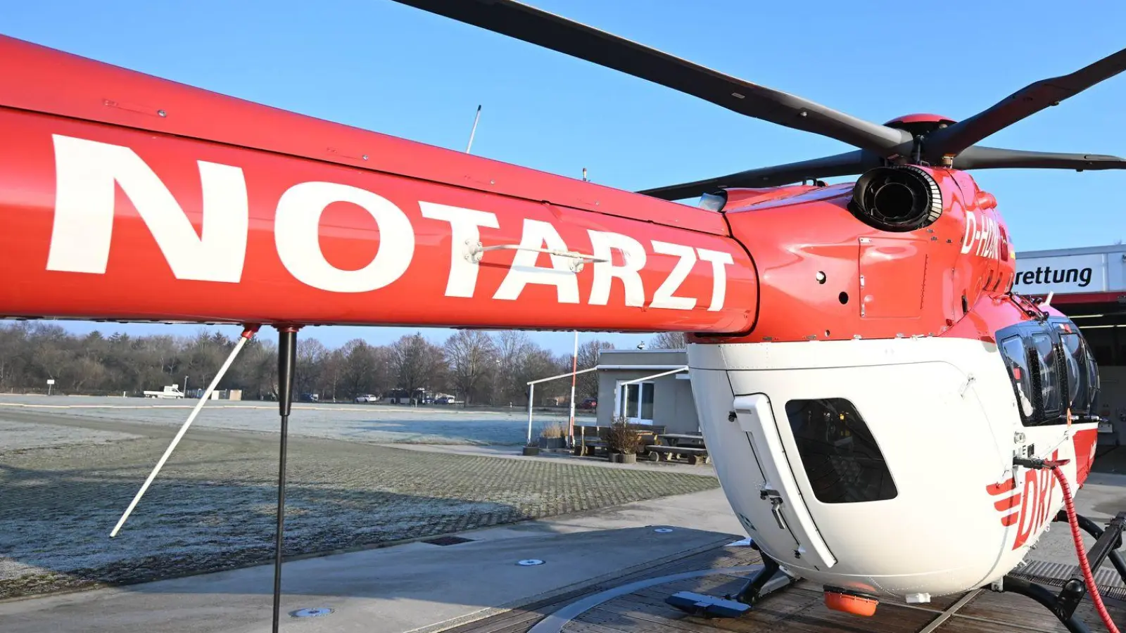 Ein Rettungshubschrauber brachte den 32-Jährigen in eine Spezialklinik. (Symbolbild) (Foto: Bernd Weißbrod/dpa)