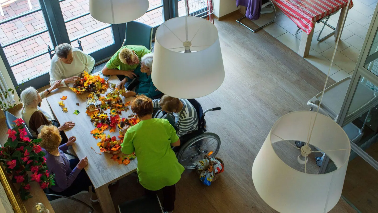 Im Alter noch in einer WG ziehen? Wer sich das vorstellen kann, sollte sich frühzeitig einen Überblick über die Optionen verschaffen.  (Foto: Jens Büttner/dpa/dpa-tmn)