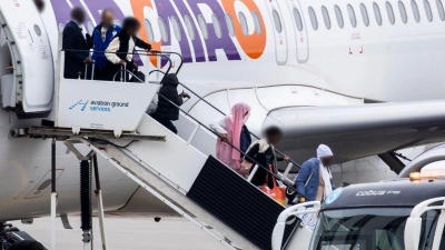 Vergangene Woche waren 141 Flüchtlinge in Hannover gelandet, die im Rahmen des EU-Resettlement-Programms nach Deutschland kamen. Viele von ihnen stammen aus dem Sudan. (Archivfoto) (Foto: Michael Matthey/dpa)