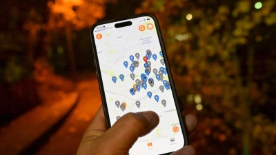 Die App zeigt mehr als 3.000 NS-Tatorte in der Pogromnacht an.   (Foto: Peter Kneffel/dpa)
