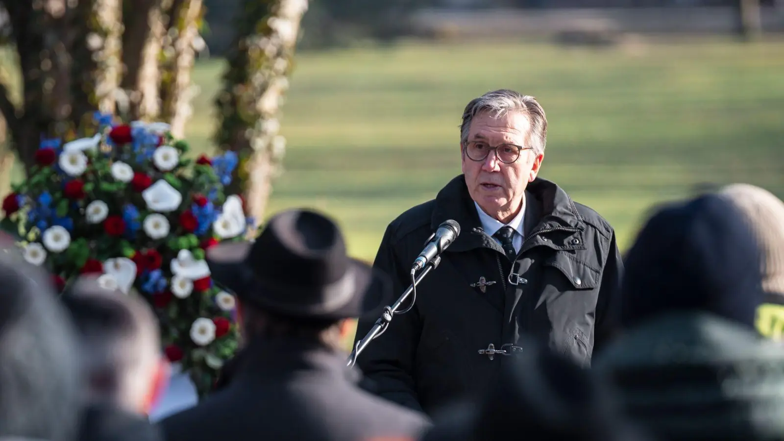 Aschaffenburgs Oberbürgermeister Jürgen Herzing (SPD) lobte den Zusammenhalt in der Stadt nach der Tat. (Foto: Daniel Vogl/dpa)