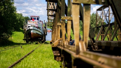 Weiße Flotte auf Schienen: Am Oberlandkanal werden Schiffe in einem Wagen den Hang hinaufgezogen – angetrieben von Wasserkraft. (Foto: Żegluga Ostródzko-Elbląska/polen.travel/dpa-tmn)