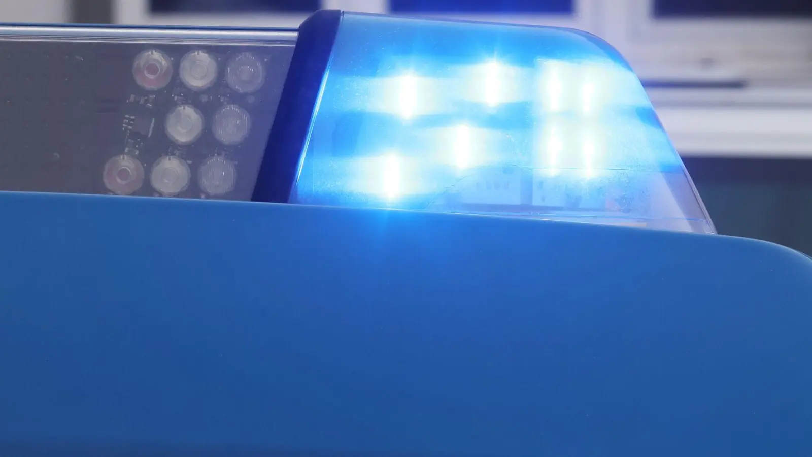 Ermittlungen der Polizei zu illegal entsorgten Asbestplatten in Mittelfranken haben 20 Tatverdächtige hervorgebracht. (Symbolbild) (Foto: Bodo Schackow/dpa)