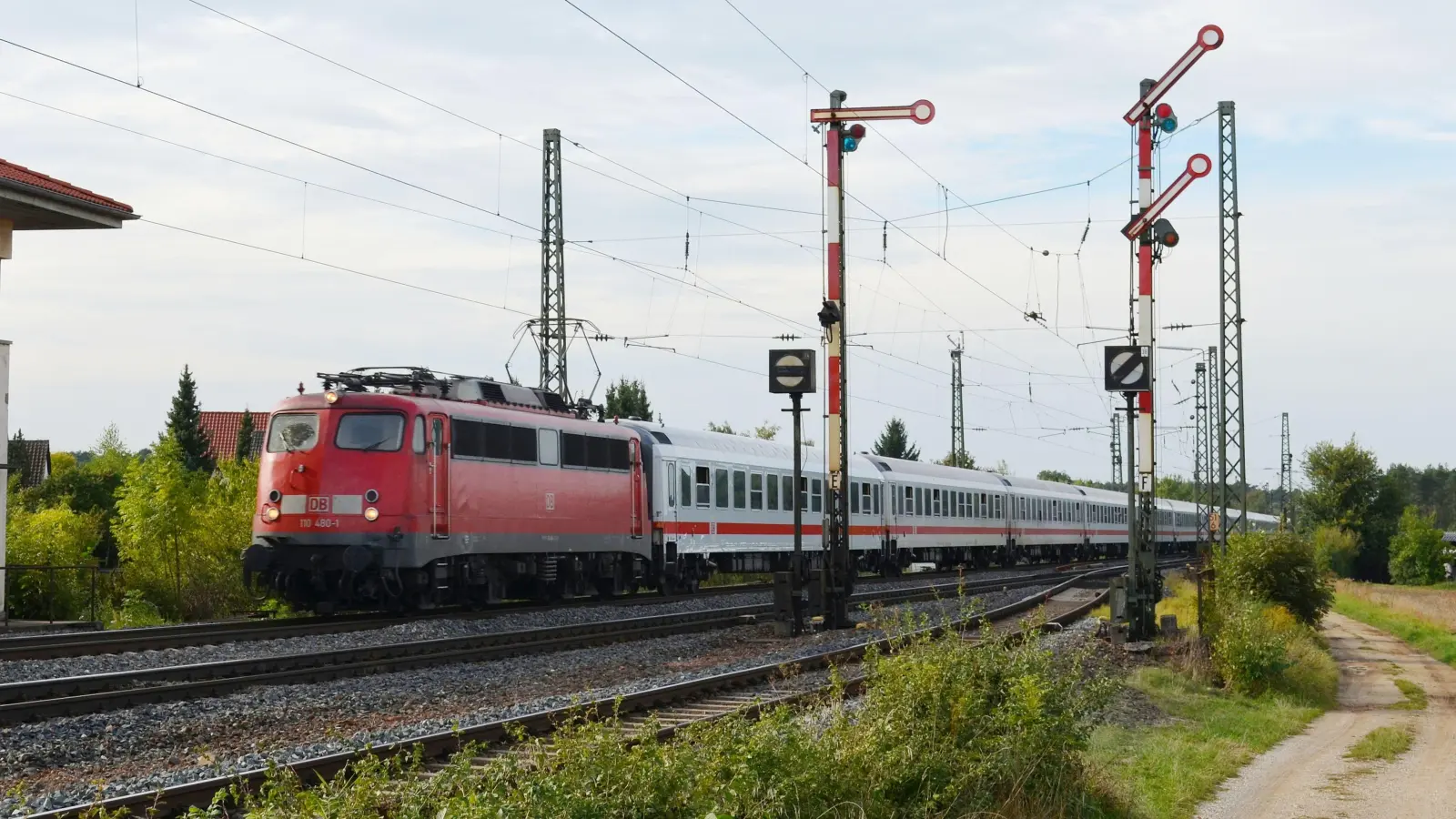 Ein Sonderzug mit der Baureihe 110 als Zuglok fährt über Ansbach in Richtung Salzburg. (Archivbild: Johannes Hirschlach)