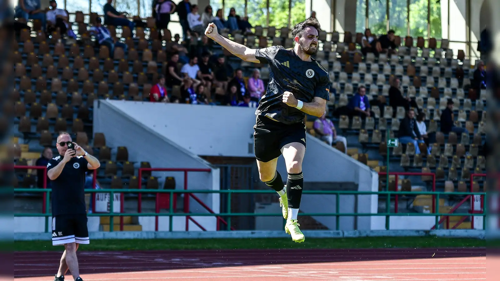 Dino Nuhanovic jubelt nach seinem zweiten Treffer für Ansbach im Rosenaustadion. (Foto: Bruno Märkl)
