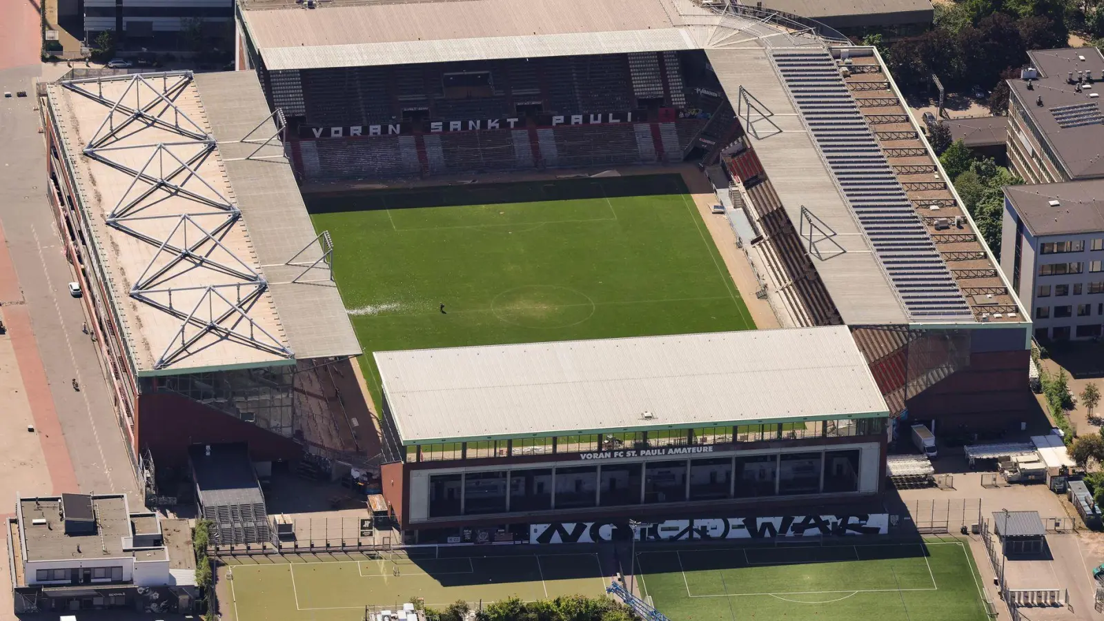 Im Millernstadion wird vor Spielbeginn das Lied „Das Herz von St. Pauli“ gespielt. (Foto: Christian Charisius/dpa)