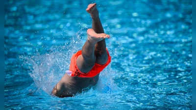 Im Schwimmbecken in Gattenhofen fiel am Mittwoch ein Mann auf, der unerlaubt Kinder beim Plantschen fotografierte. (Symbolbild: Bernd von Jutrczenka/dpa)