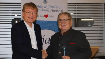 In jedem Szenario für ANregiomed hält Vorstand Dr. Gerhard Sontheimer (links) die Arbeitsplätze für sicher. Er referierte bei Ansbachs Klinikförderern, hier mit deren Chef Klaus Dieter Breitschwert. (Foto: Oliver Herbst)