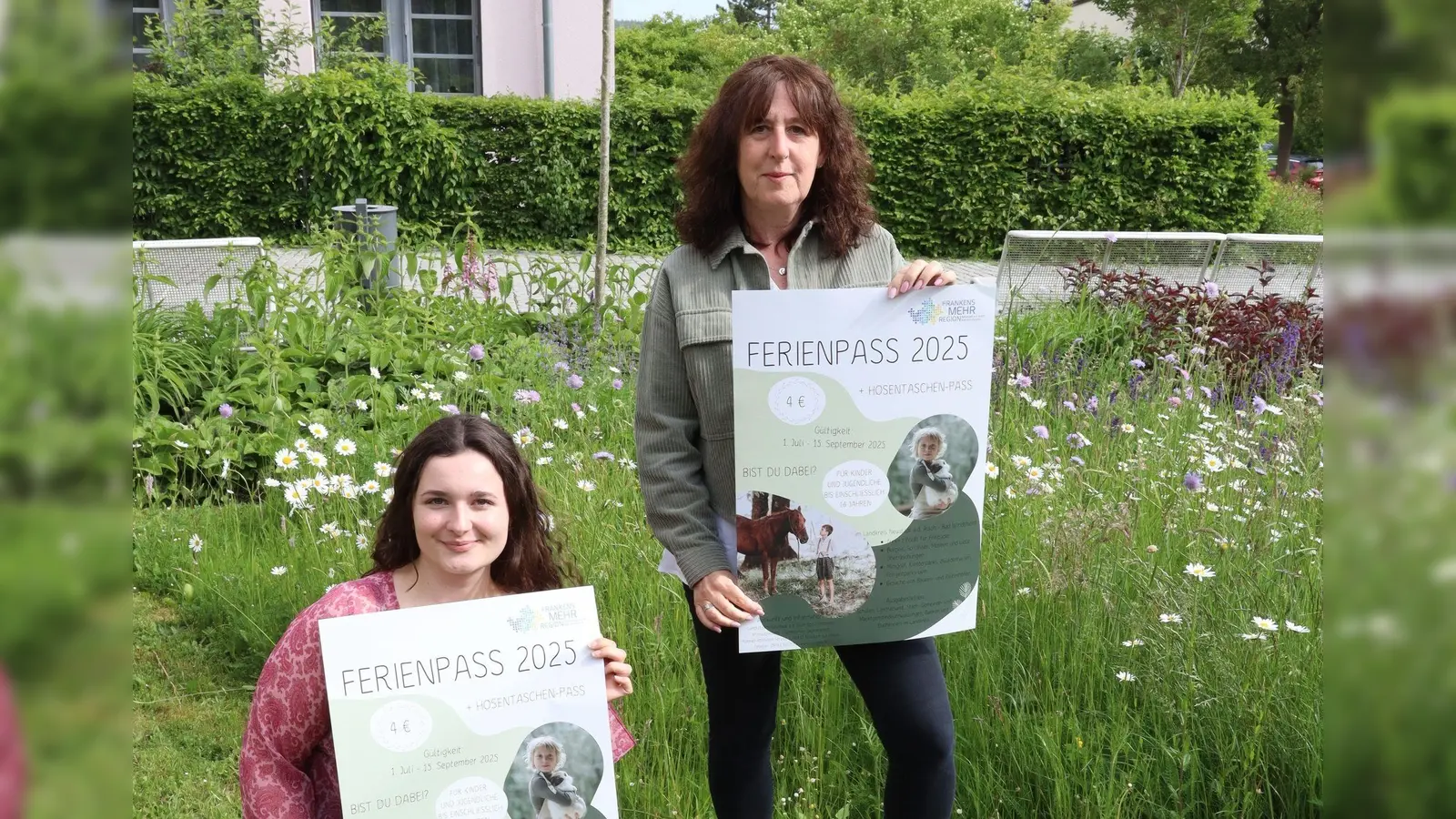 Die Mitarbeiterinnen der Kommunalen Jugendarbeit stellen den Ferienpass 2025 mit seinen Angeboten vor. (Foto: Landratsamt/Anne Geißendörfer)