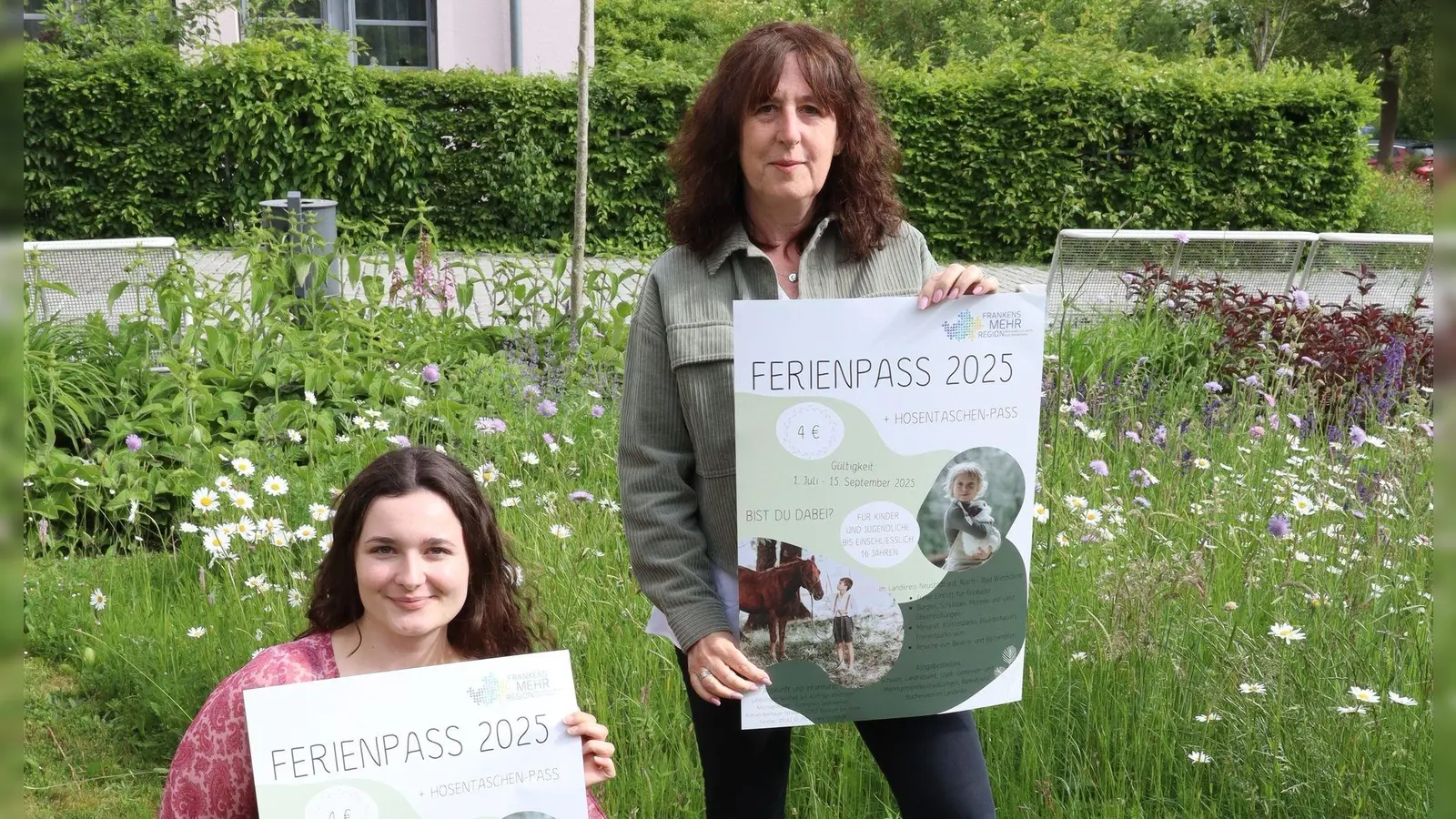 Die Mitarbeiterinnen der Kommunalen Jugendarbeit stellen den Ferienpass 2025 mit seinen Angeboten vor. (Foto: Landratsamt/Anne Geißendörfer)