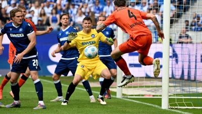 Spannung am letzten Spieltag zwischen Karlsruhe und Paderborn. (Foto: Uli Deck/dpa)