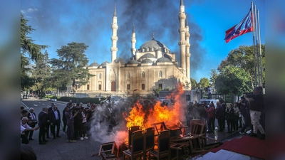 Mitglieder der oppositionellen Demokratischen Partei Albaniens verbrennen Stühle am Eingang des Parlaments mit den Worten, dass ihre Stühle den Bürgern gehören. (Foto: Armando Babani/ZUMA Press Wire/dpa)