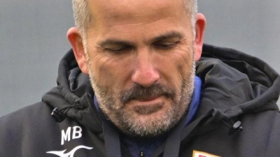 Es wird Zeit für den FC Augsburg um Interimstrainer Manuel Baum, in die Spur zu kommen. (Foto: Peter Kneffel/dpa)