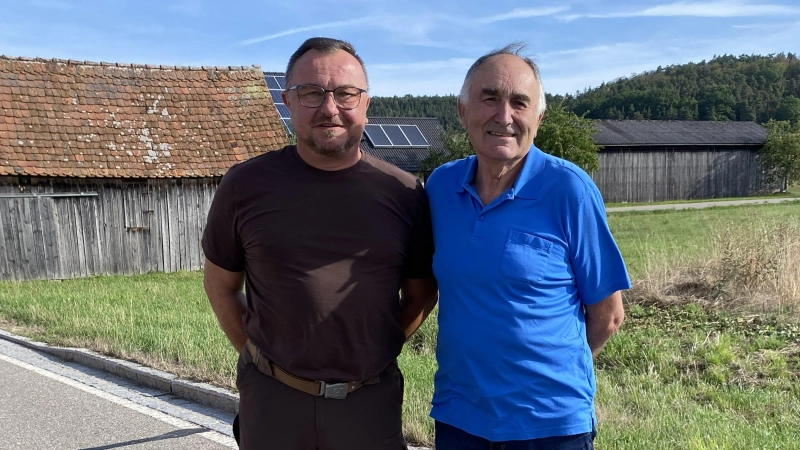 Willi Ballbach (rechts) und sein Lebensretter Norbert Kipf an der Stelle, an der sich ihre Wege kreuzten. Heute treffen sie sich regelmäßig. (Foto: Lisa-Maria Liebing)