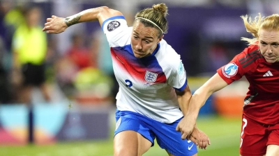 Die englische Spielerin Lucy Bronze - hier im Zweikampf um den Ball mit ihrer walisischen Kontrahentin Ceri Holland - bemerkt selbst Unterschiede ihrer Leistung je nach Zyklusphase. (Archivbild) (Foto: Nick Potts/PA Wire/dpa)