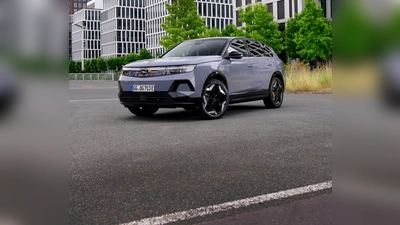 Mehr Leistung für die E-Version: Auf Wunsch bekommt der Opel Grandland einen zweiten Motor und damit 239 kW/325 PS. (Foto: Opel Automobile GmbH/dpa-tmn)