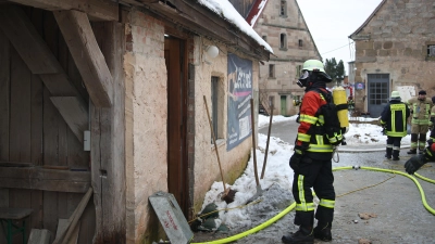 Am Mittwochmittag brannte in Kleinhasslach bei Dietenhofen im Landkreis Ansbach ein Gebäude auf dem Grundstück eines handwerklichen Betriebes. (Foto: NEWS5 / Markus Zahn)